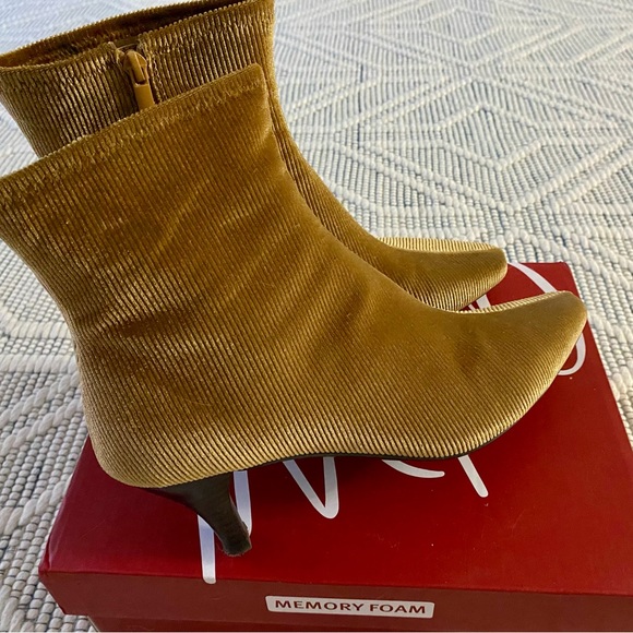 Impo Gold Ribbed Booties - Picture 1 of 4